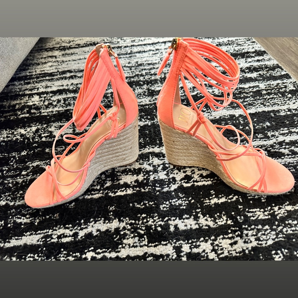 Unworn. Brand new. Comfy. Size 7